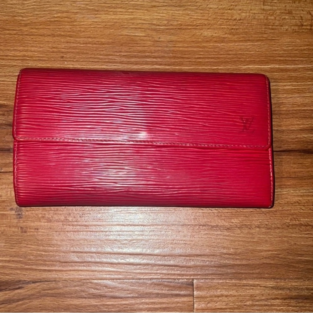 Authentic LOUIS VUITTON -Red Epi
Sarah Wallet.